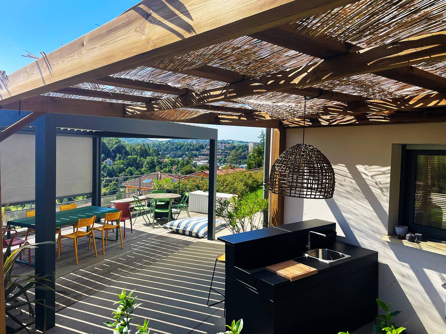 Terrasse aménagée avec pergola design et espace repas extérieur donnant sur le jardin.