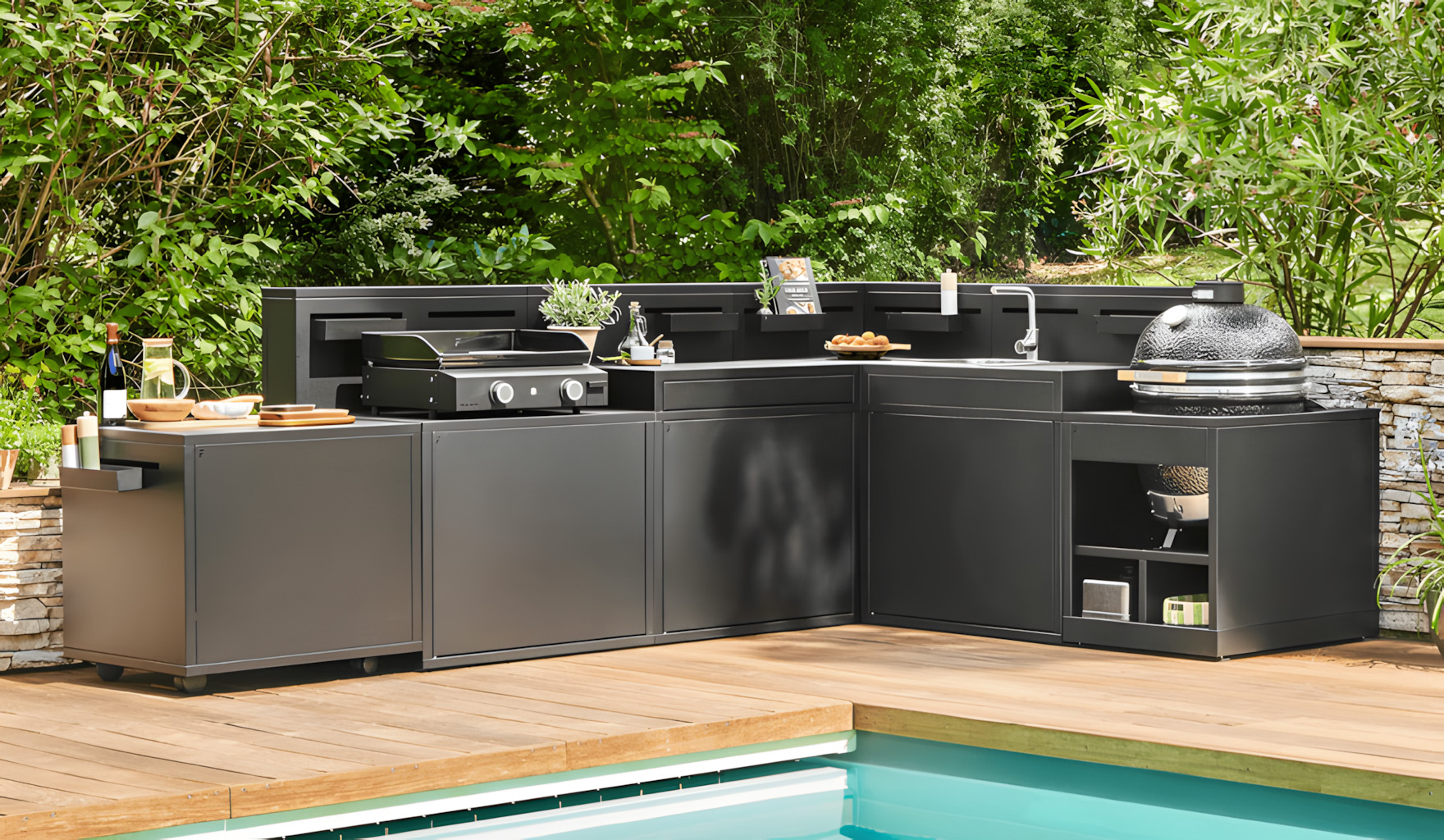 Groupe de personnes cuisinant ensemble autour d’un brasero plancha en extérieur lors d’une soirée hivernale.