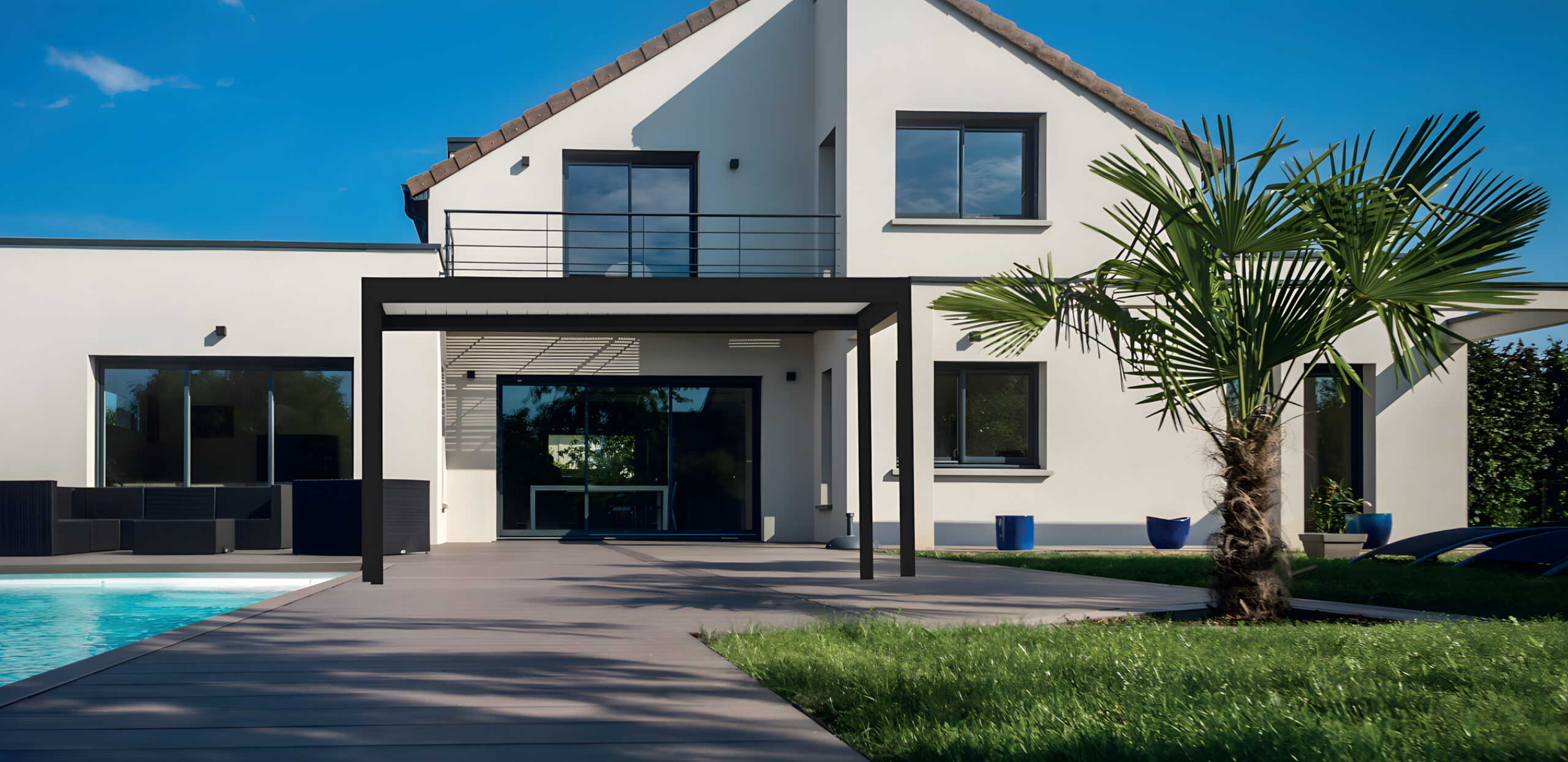 Détail des lames orientables d’une pergola bioclimatique Galaxie laissant passer la lumière naturelle.