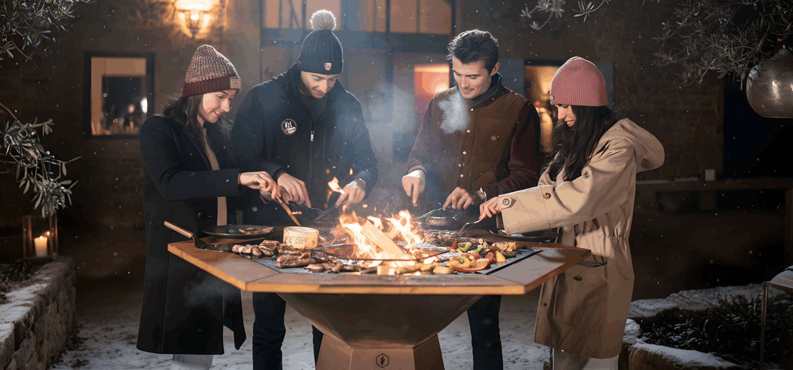 Groupe de personnes cuisinant ensemble autour d’un brasero plancha en extérieur lors d’une soirée hivernale.
