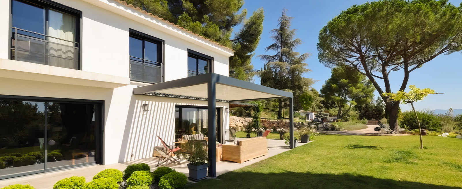 Pergola bioclimatique avec terrasse et jardin aménagé