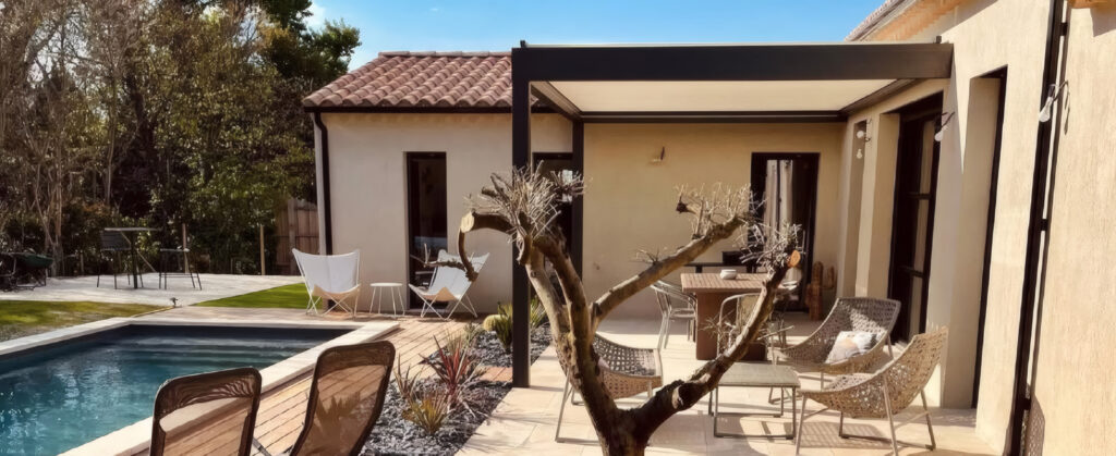 Pergola adossée sur terrasse avec piscine et aménagement extérieur paysager