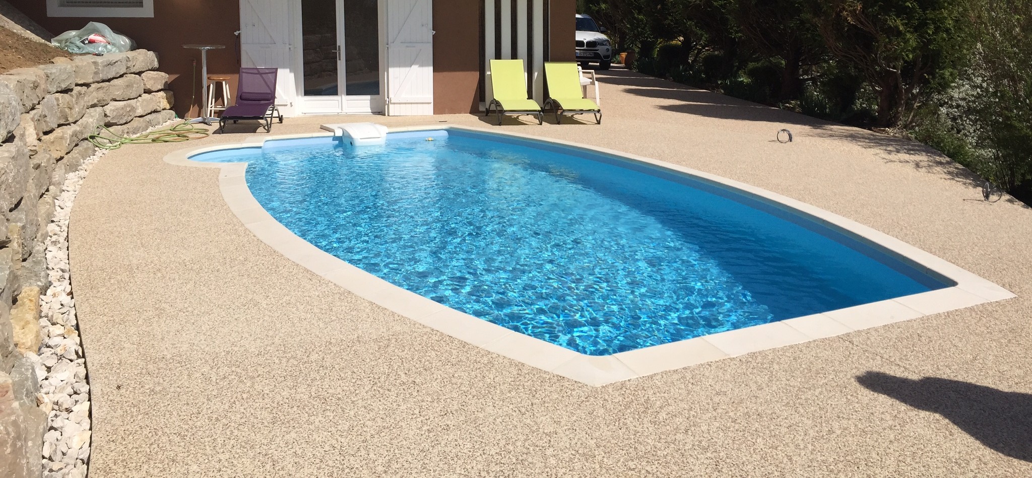 Plage de piscine en béton désactivé avec terrassement et gestion des pentes