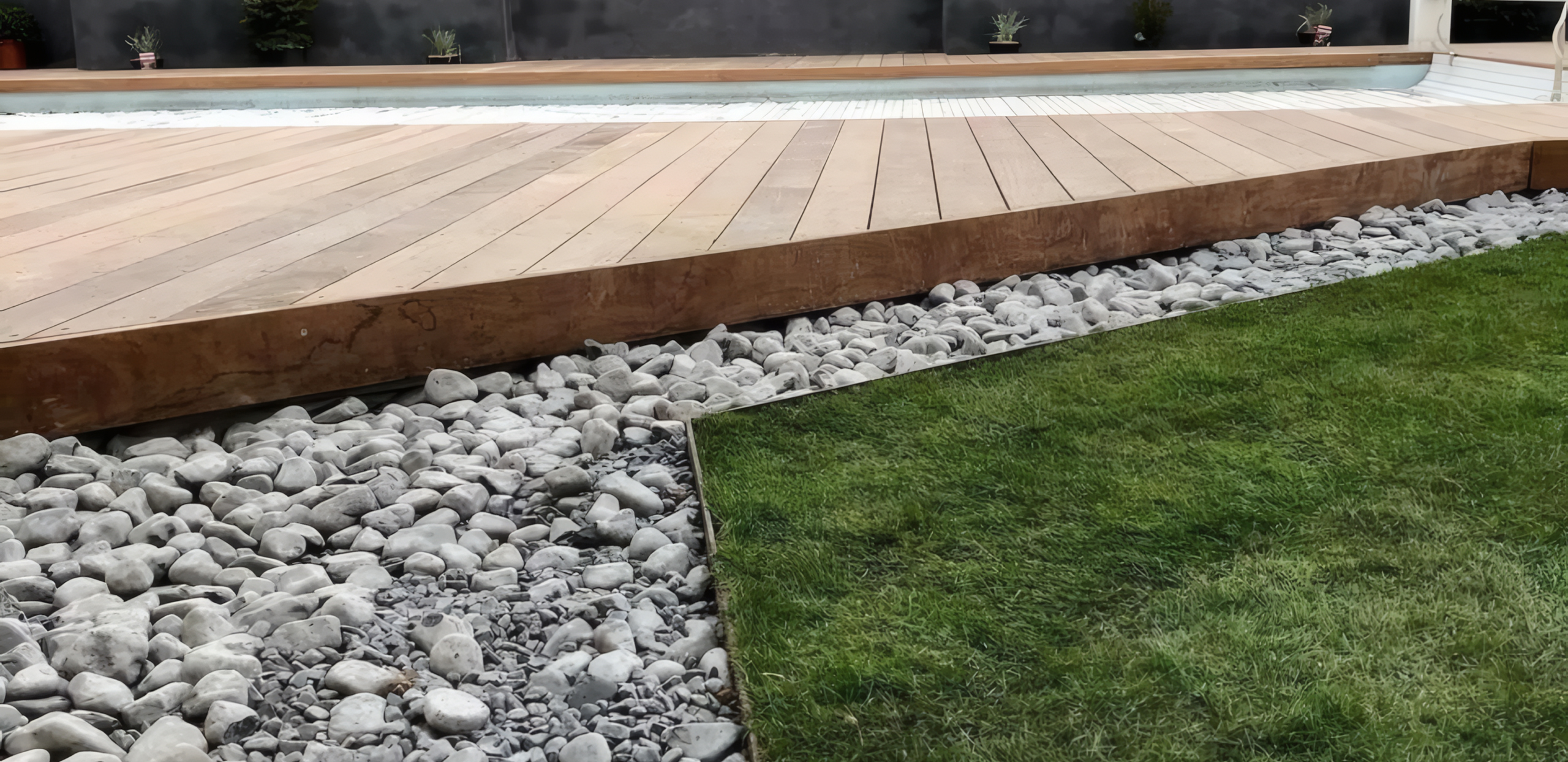 Terrasse bois sur structure avec gestion des niveaux, drainage et finition paysagère