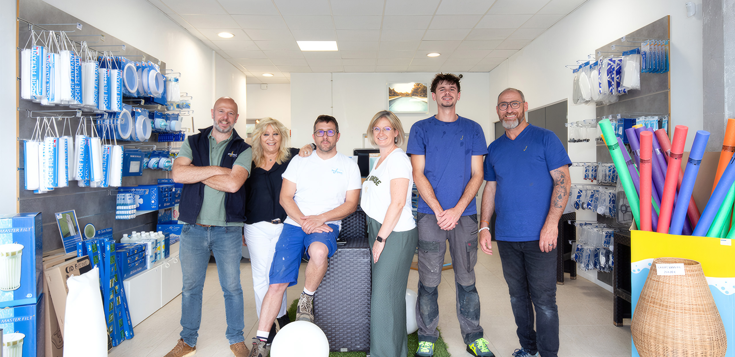 Équipe Espaces Outdoor réunie dans le showroom, spécialisée dans l’aménagement extérieur et les équipements de plein air.