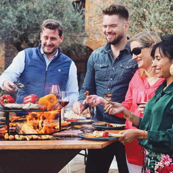 Moment de convivialité autour d’un brasero plancha en extérieur