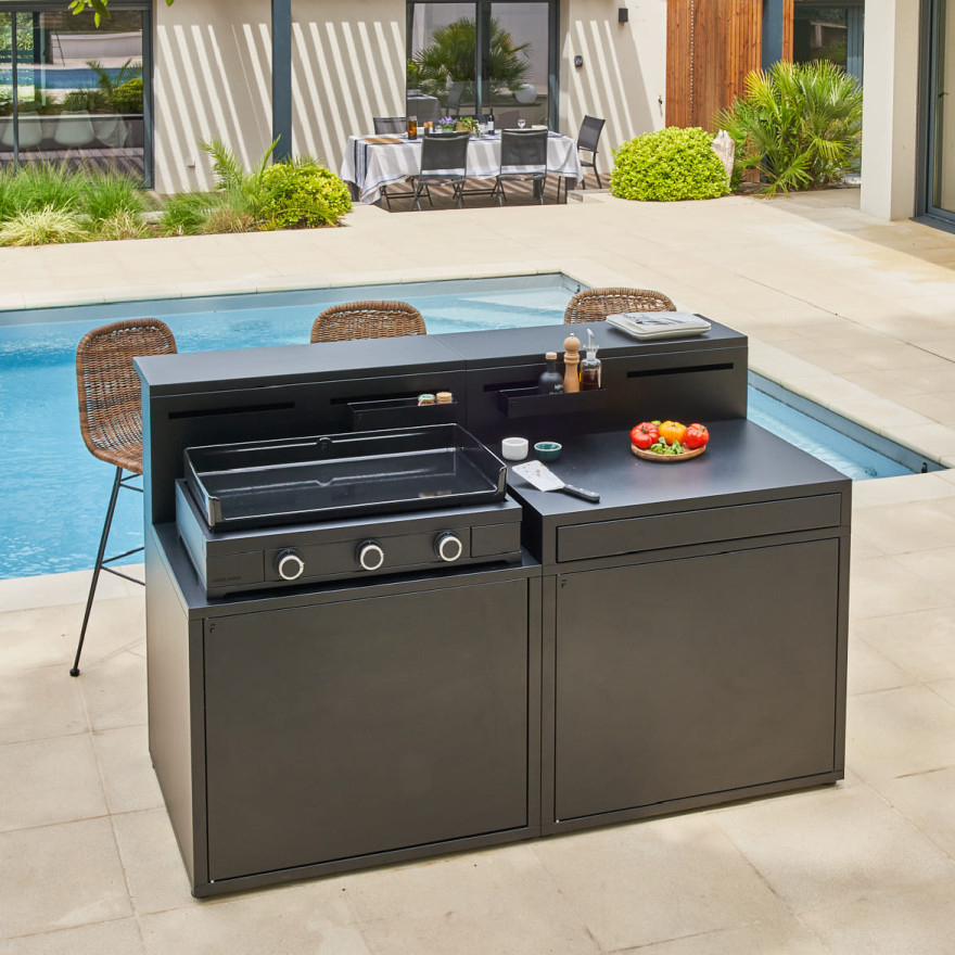 Cuisine extérieure Forge Adour avec plancha et plan de travail, installée au bord d’une piscine sur une terrasse contemporaine.